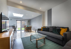 OnPoint -Large 6 Bedroom House With Parking!